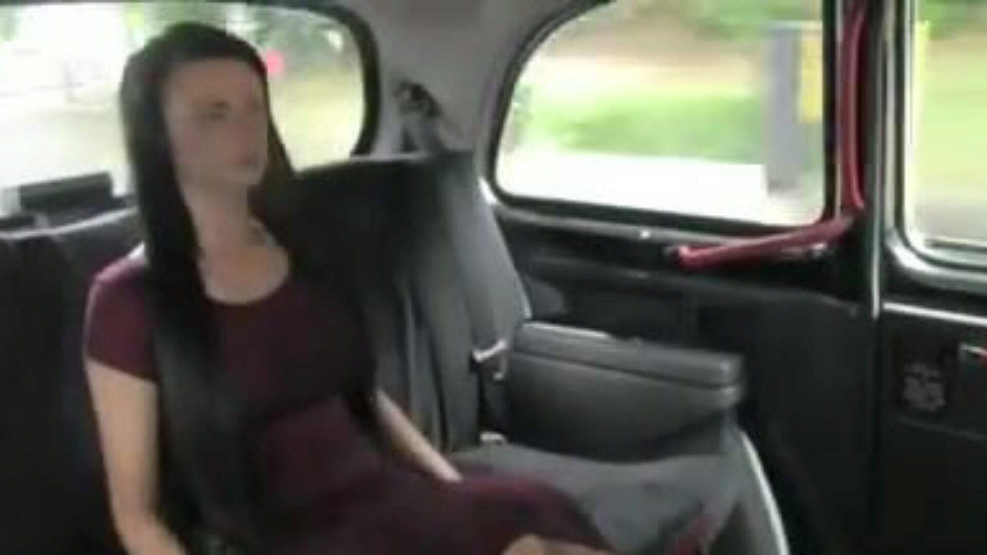 jessie een prachtig betoverend schatje wordt geneukt tijdens het rijden in een taxi