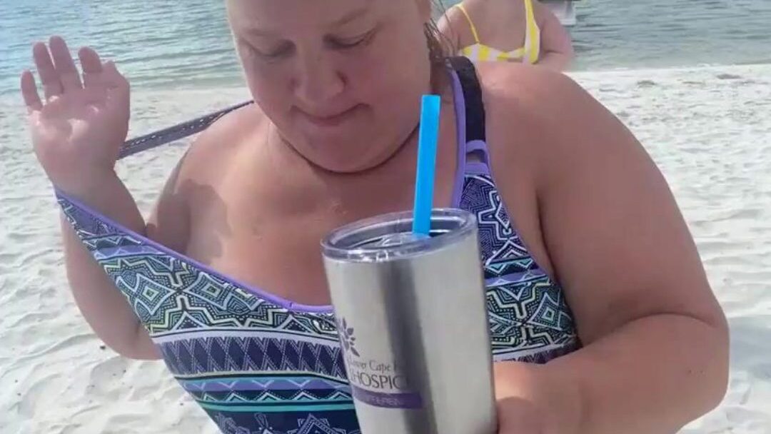 распутная толстушка дука жена демонстрирует свои большие маранго на общественном пляже