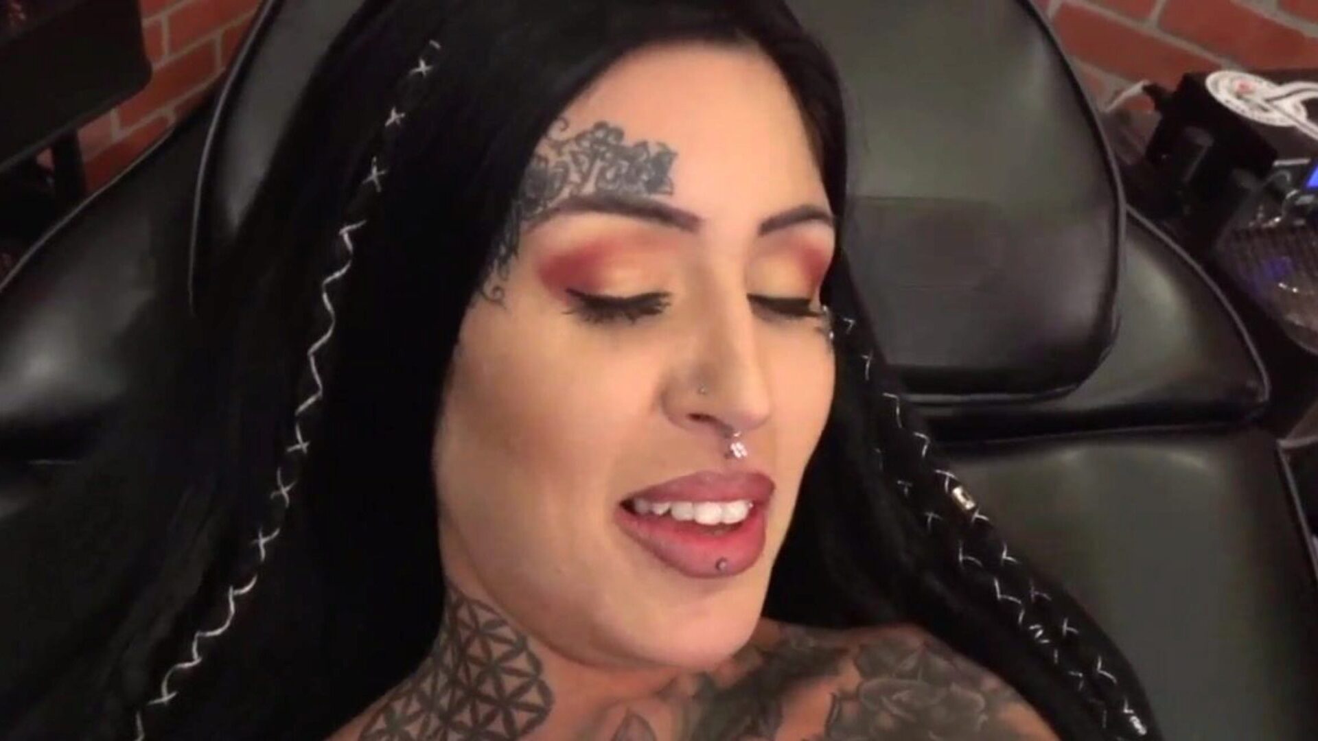 smukke hottie Janey Doe har sin store hooter tatoveret