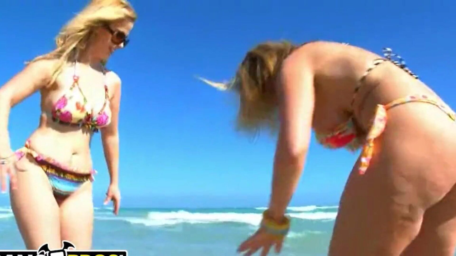 bangbros - Sarah Jay og Krystal Star viser deres store æsler på stranden