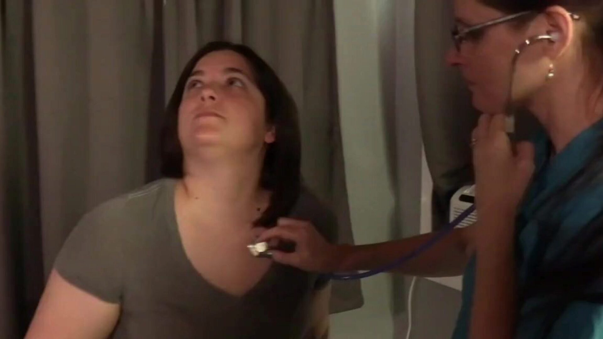 verpleegster bult haar speciale meisje cliënt van achteren