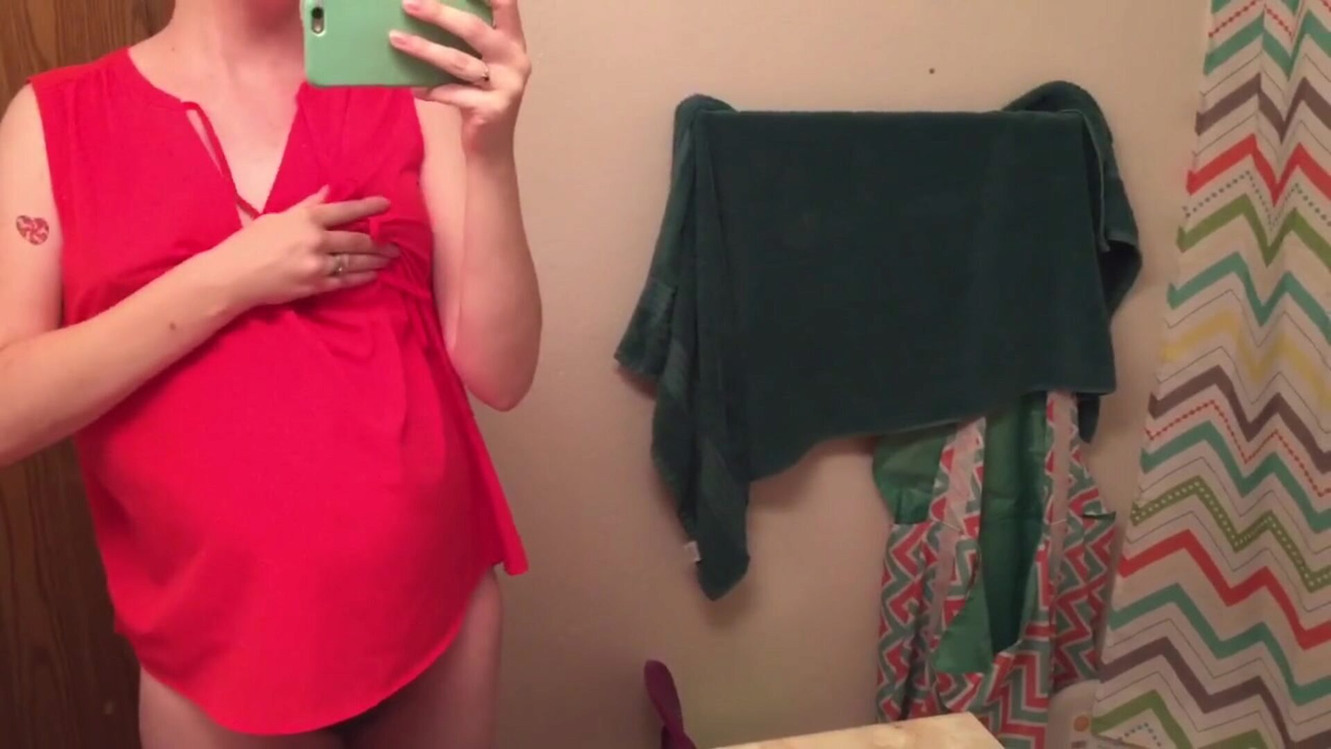 Волосатая беременная милфа чувствует себя резво в ванной