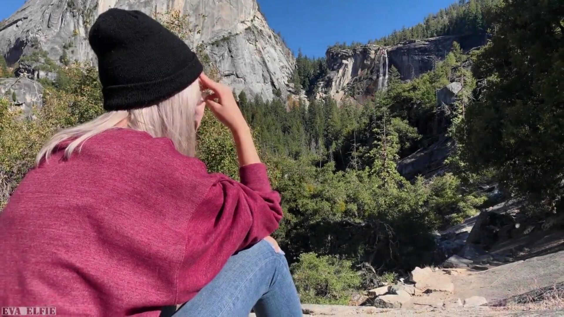 Wandern in Yosemite endet mit einem öffentlichen Blowjob von Sweet Teen - Eva Elfie