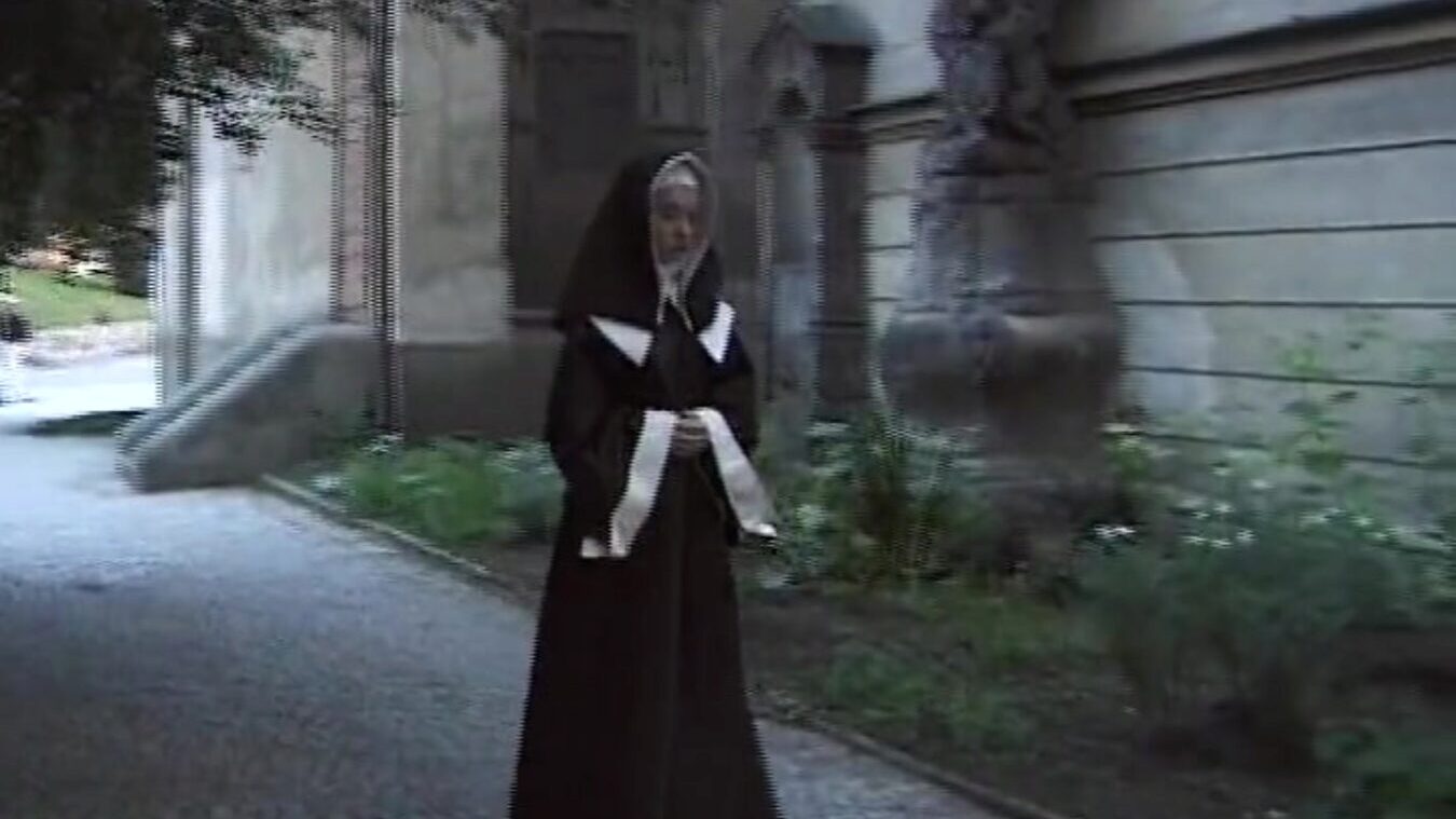 saksalainen nunna antaa periksi kiusaukselle