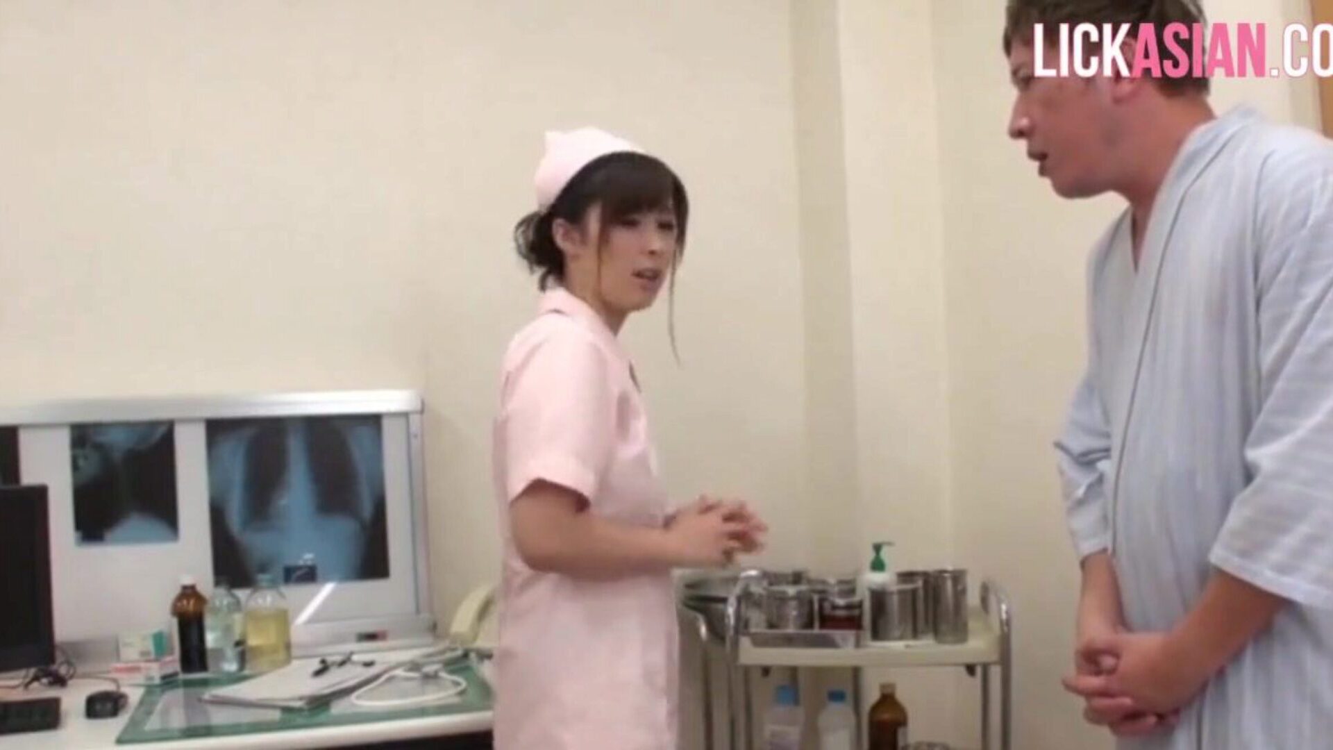 asiatisk sygeplejerske anvender en raunchy chokbehandling på en patient