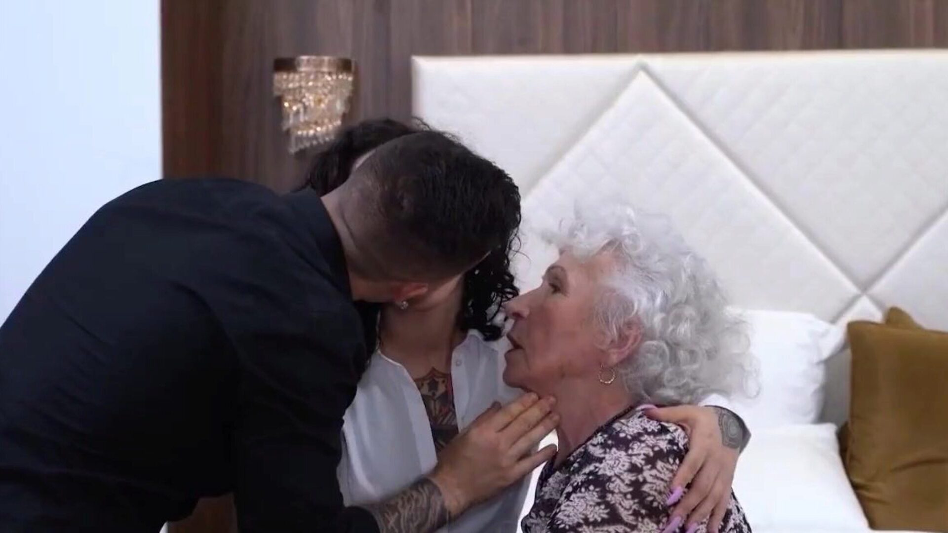 un carrusel alegre en la vida de una abuela anciana de 86 años, la nieta se folla a su abuela de 86 años y con mucho gusto comparte a su novio con ella