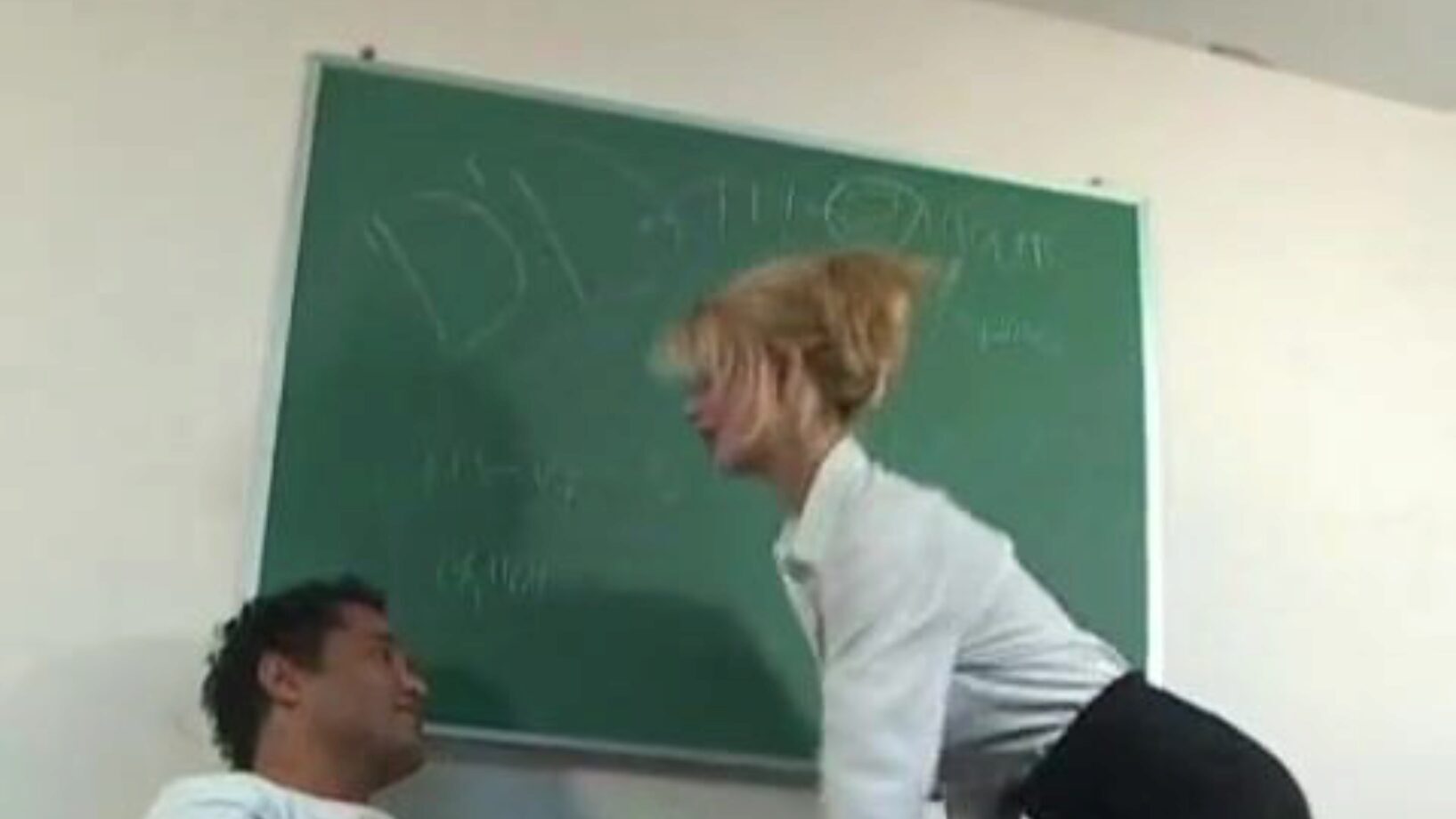 mes professeurs n'ont jamais été comme cette grande enseignante blonde aux gros seins copule sa étudiante