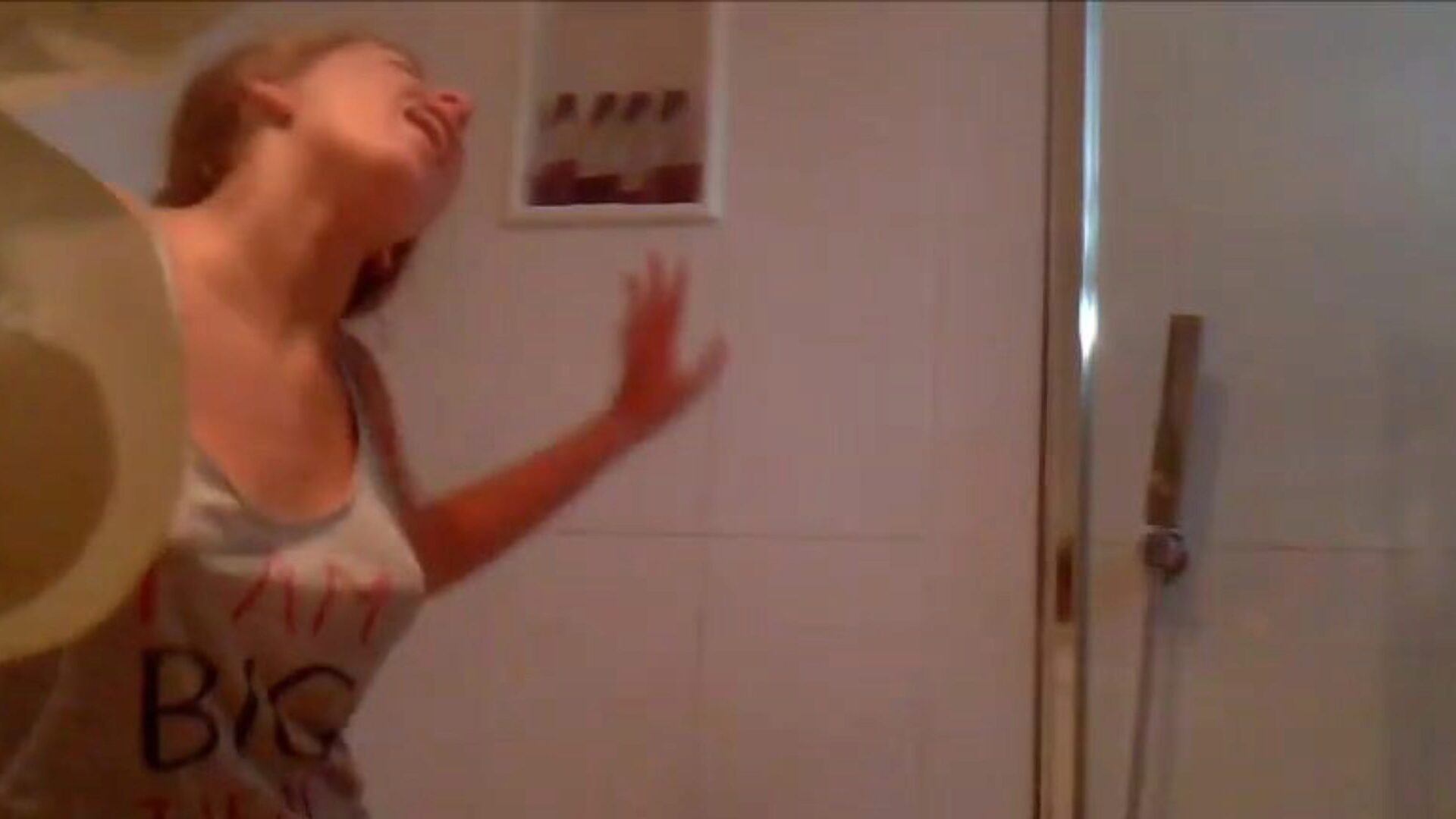smuk fransk teenager i brusebadet bedøvelse fransk dilettante lola i al hende i naturens garb glory