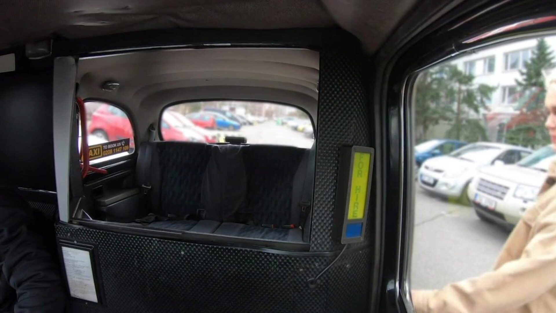 سيارة أجرة وهمية شقراء بريت جينا فارني استغل من قبل سائق سيارة أجرة اليورو