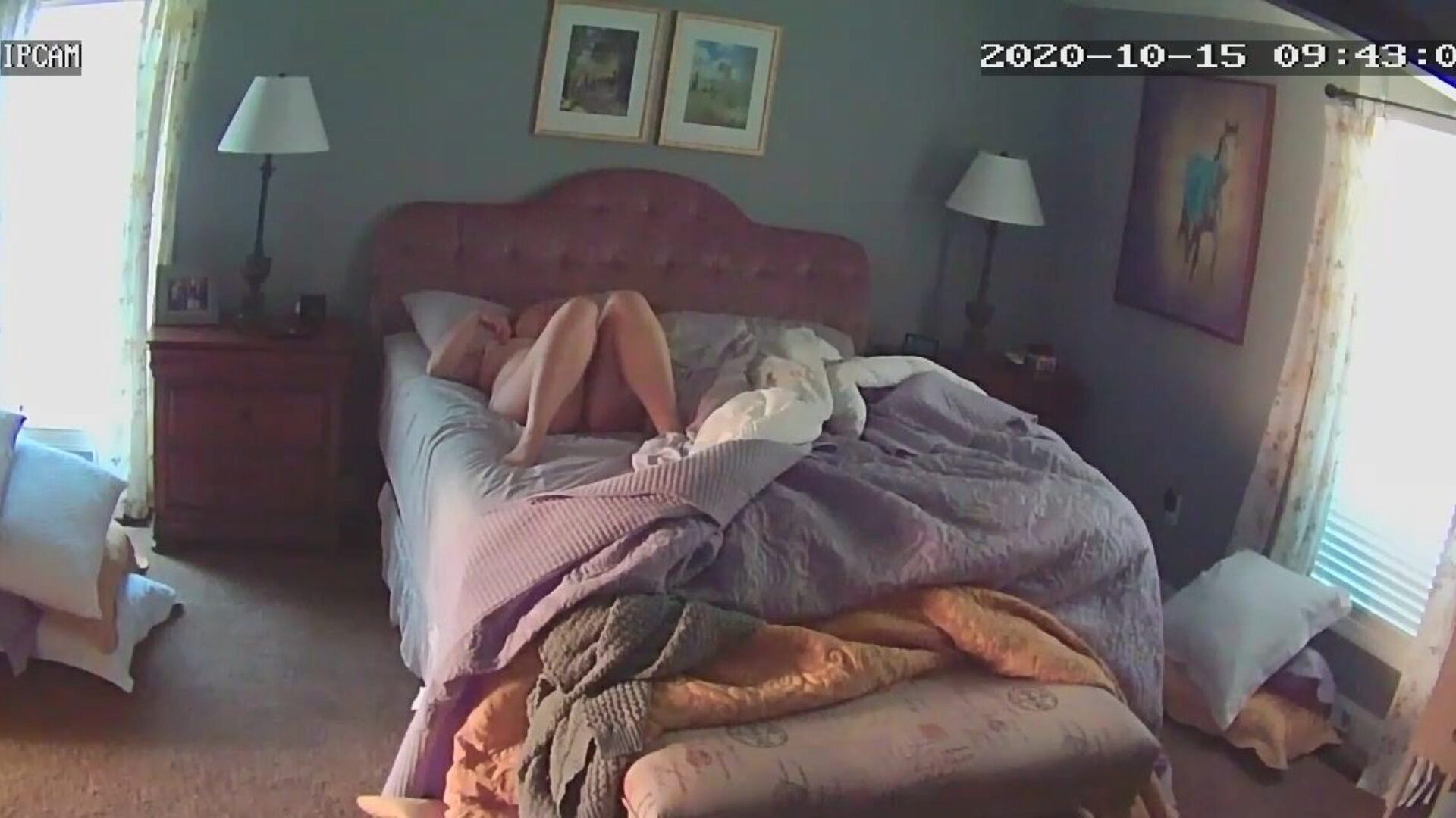 γυναίκα που παίζει με τον εαυτό της μετά την αφύπνιση της κρυφής κάμερας