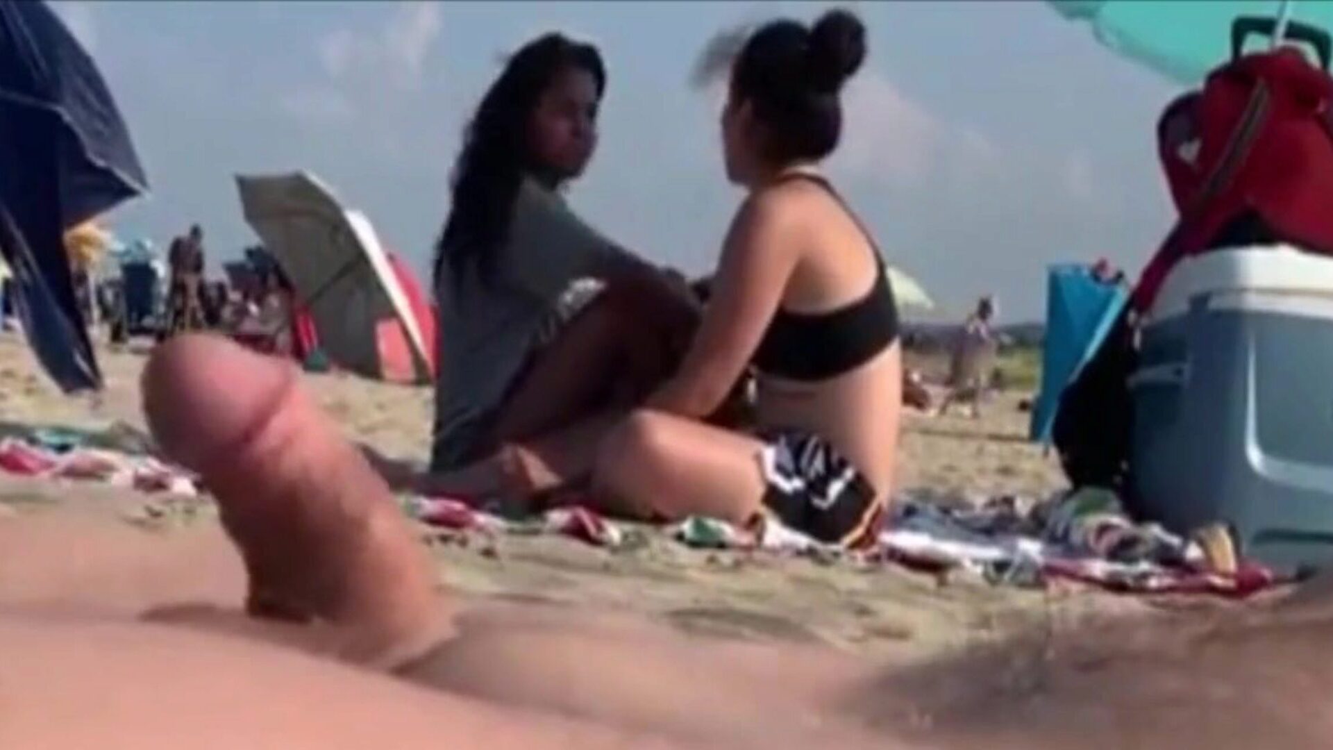两个女孩正在观察我在公共海滩上的辛苦。