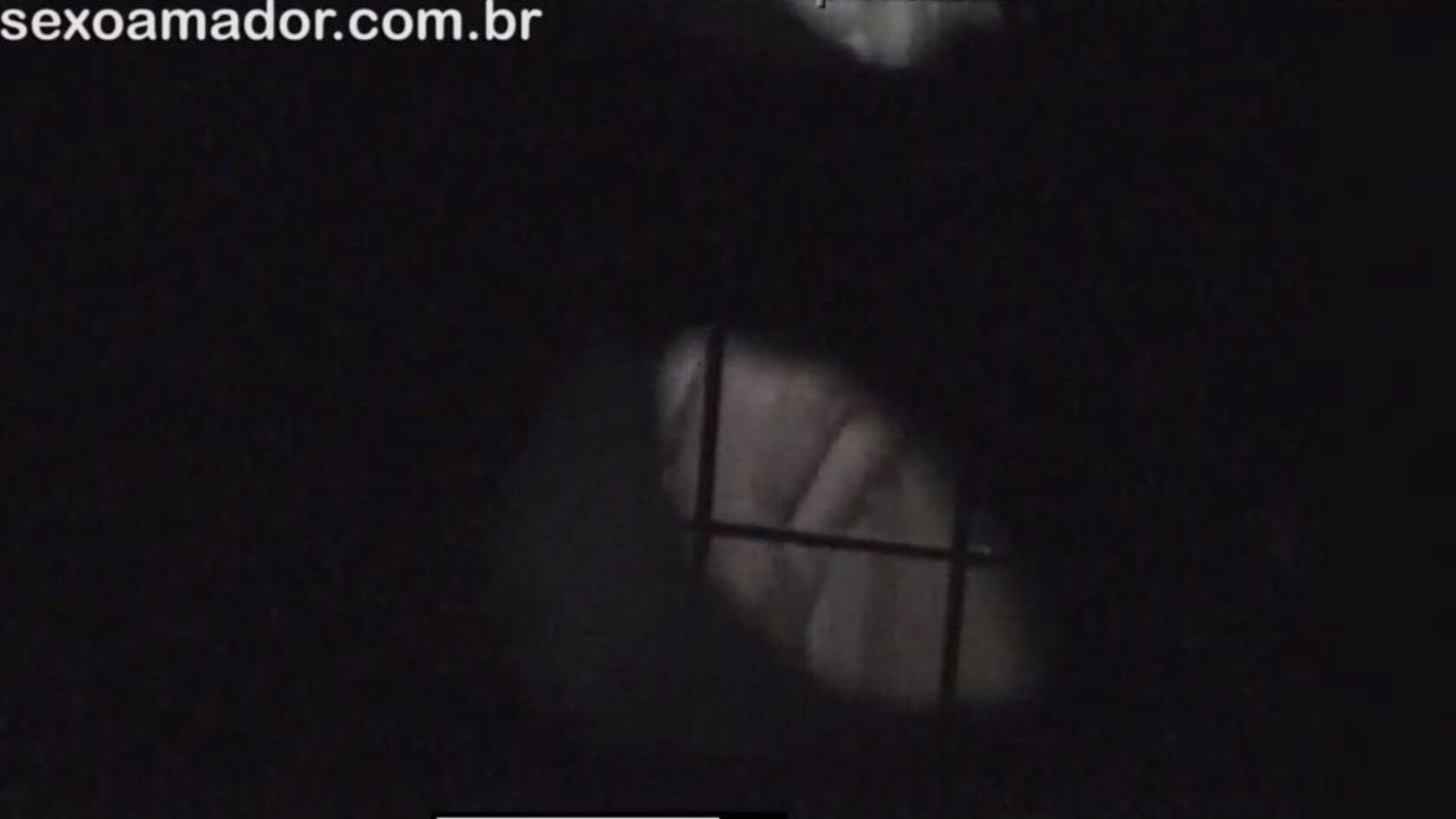 bionda è filmata segretamente dal vicino voyeur nascosto dietro mattoni cavi