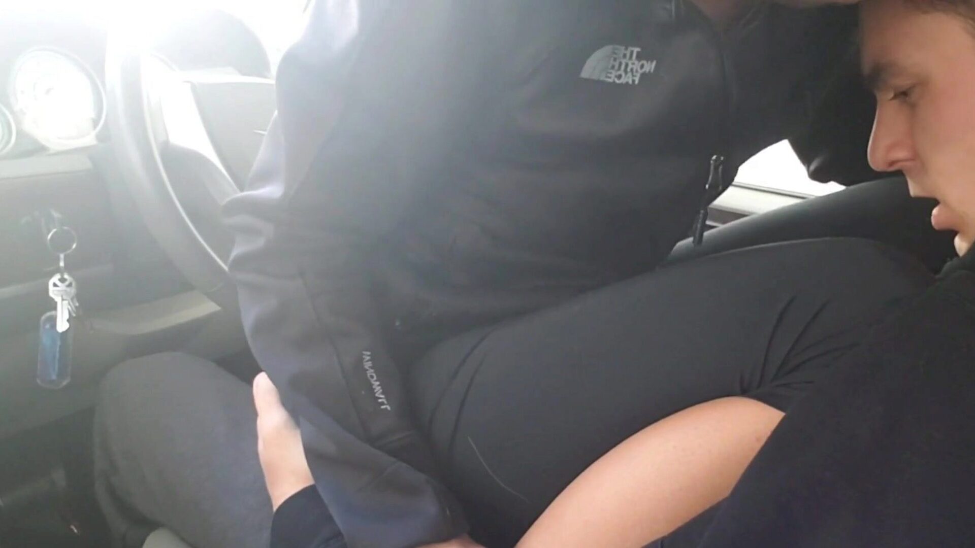 coincé dans le froid: un couple chaud se réchauffe dans une voiture - des orgasmes de bite hurlants