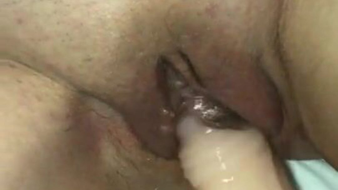 si masturba con un dildo giocattolo del sesso nella vagina